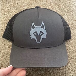 NWOT Greyson Gray and Black Geometric Wolf Hat